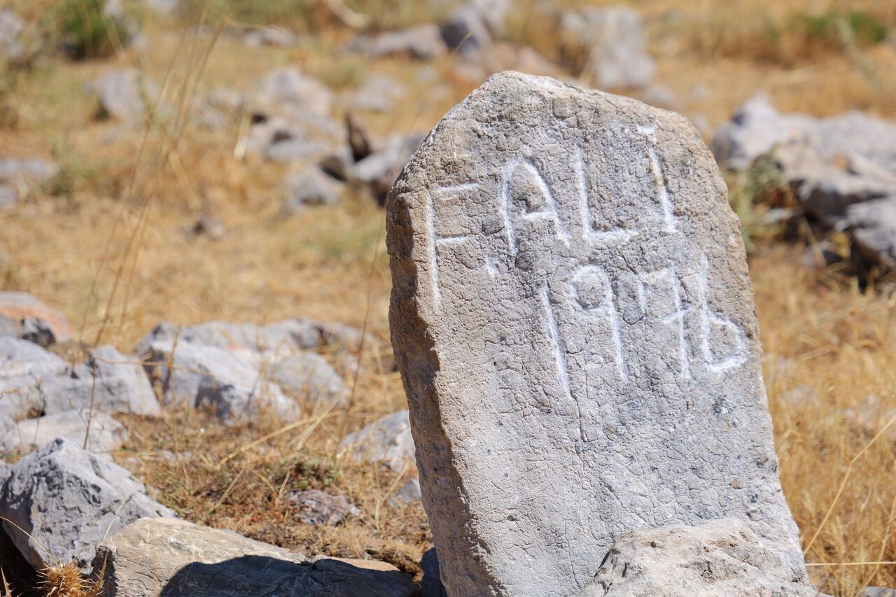 Kahramanmaraş’ta Tahtalı Yaylası’nda Tarihi Mezarlık Sessizliğiyle Dikkat Çekiyor (3)