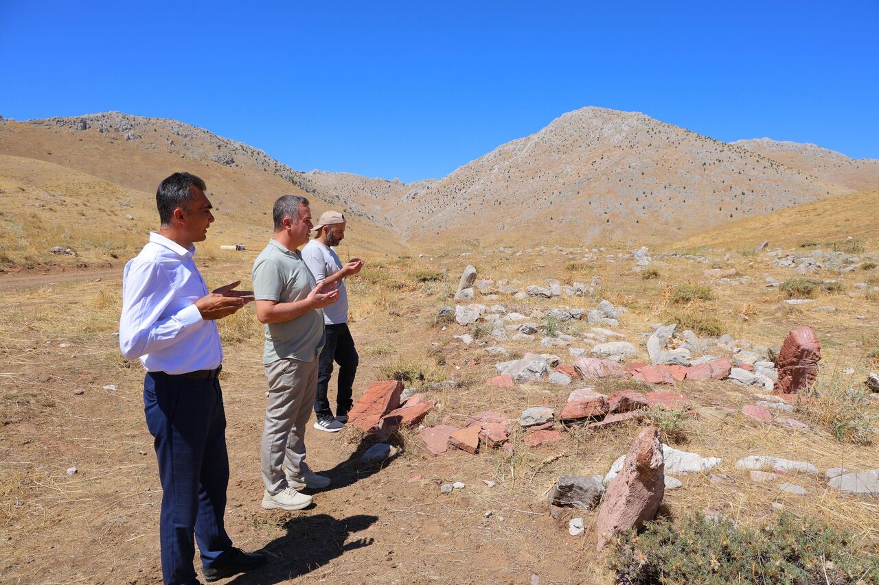 Kahramanmaraş’ta Tahtalı Yaylası’nda Tarihi Mezarlık Sessizliğiyle Dikkat Çekiyor (4)