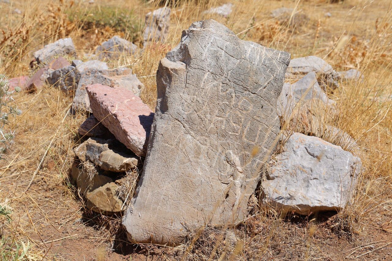 Kahramanmaraş’ta Tahtalı Yaylası’nda Tarihi Mezarlık Sessizliğiyle Dikkat Çekiyor (5)