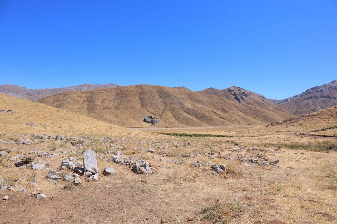Kahramanmaraş’ta Tahtalı Yaylası’nda Tarihi Mezarlık Sessizliğiyle Dikkat Çekiyor (8)