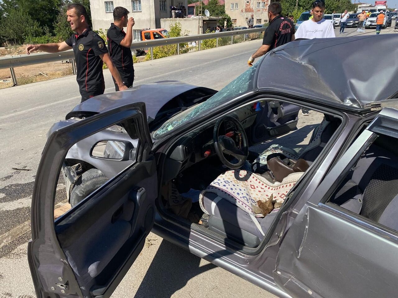 Kahramanmaraş'ta Tırın Çarptığı Otomobil Hurdaya Döndü 1'I Ağır 2 Yaralı (2)