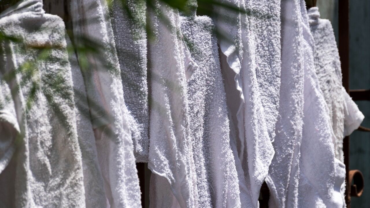 Kahramanmaraş’ta Yaz Sıcaklarıyla Başa Çıkan Vatandaşların 5 Pratik Yolunu Gösteren Renkli Ve Dikkat Çekici Bir Haber Illüstrasyonu 1) Camlara Islak Tül Veya Havlu Asan Ev, 2) Sık Duş Alan Veya Is (2)