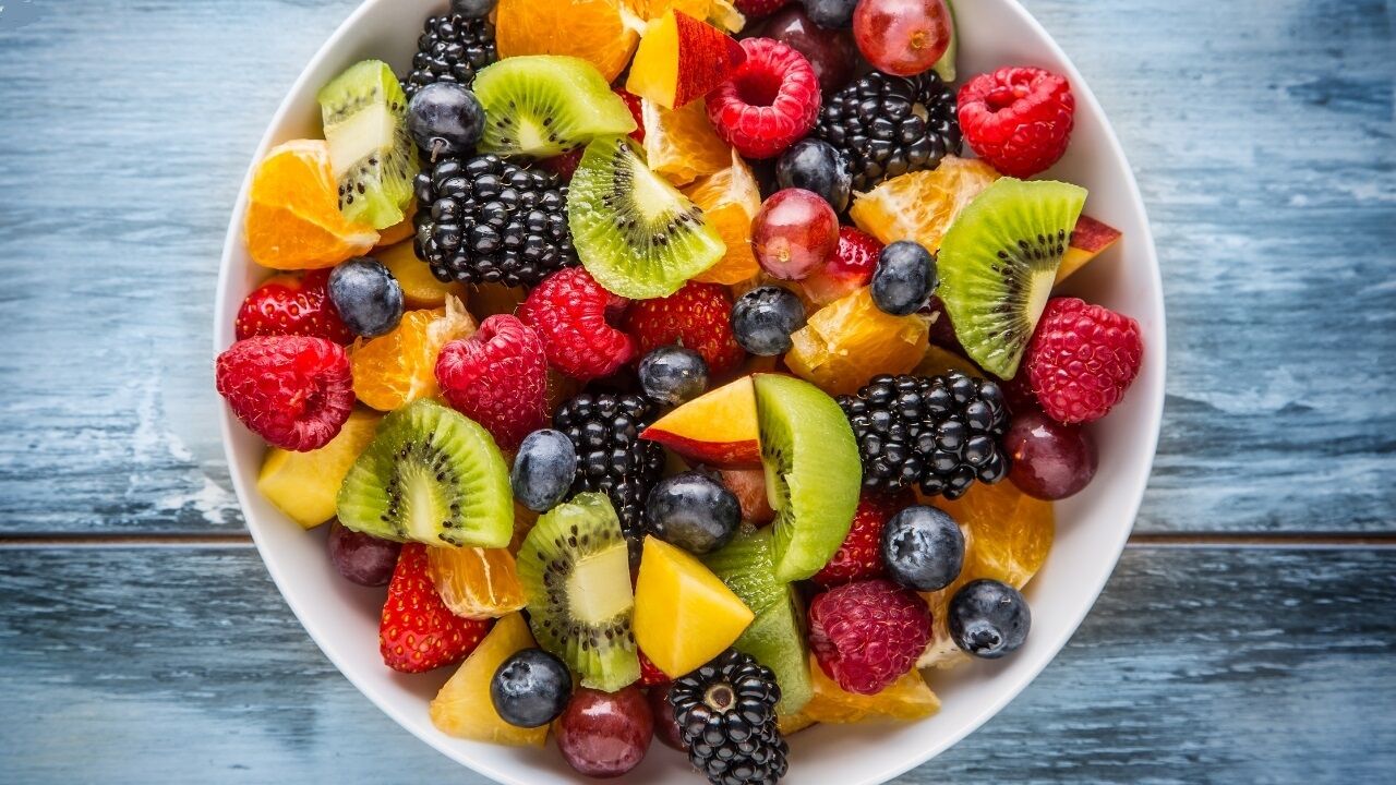 Kahramanmaraş’ta Yaz Sıcaklarıyla Başa Çıkan Vatandaşların 5 Pratik Yolunu Gösteren Renkli Ve Dikkat Çekici Bir Haber Illüstrasyonu 1) Camlara Islak Tül Veya Havlu Asan Ev, 2) Sık Duş Alan Veya Is (5)