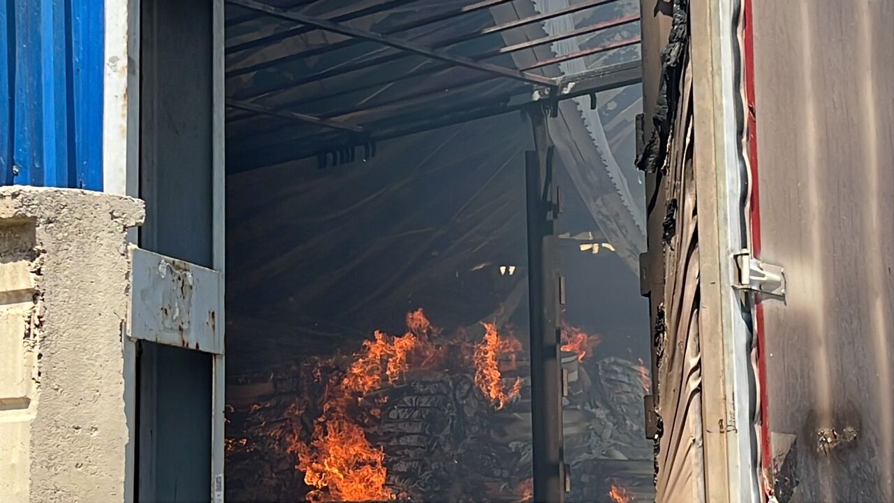 Kahramanmaraş'taki Kağıt Fabrikası Yangını Kontrol Altına Alındı (2)