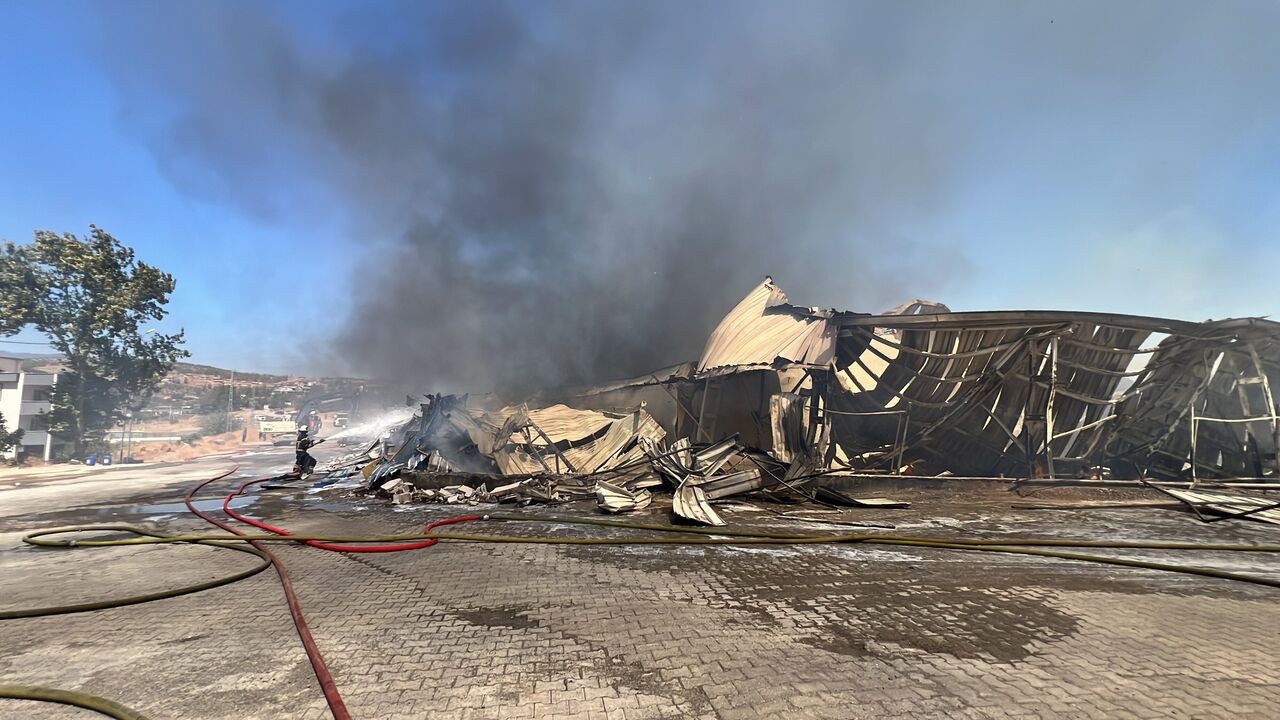 Kahramanmaraş'taki Kağıt Fabrikası Yangını Kontrol Altına Alındı (3)