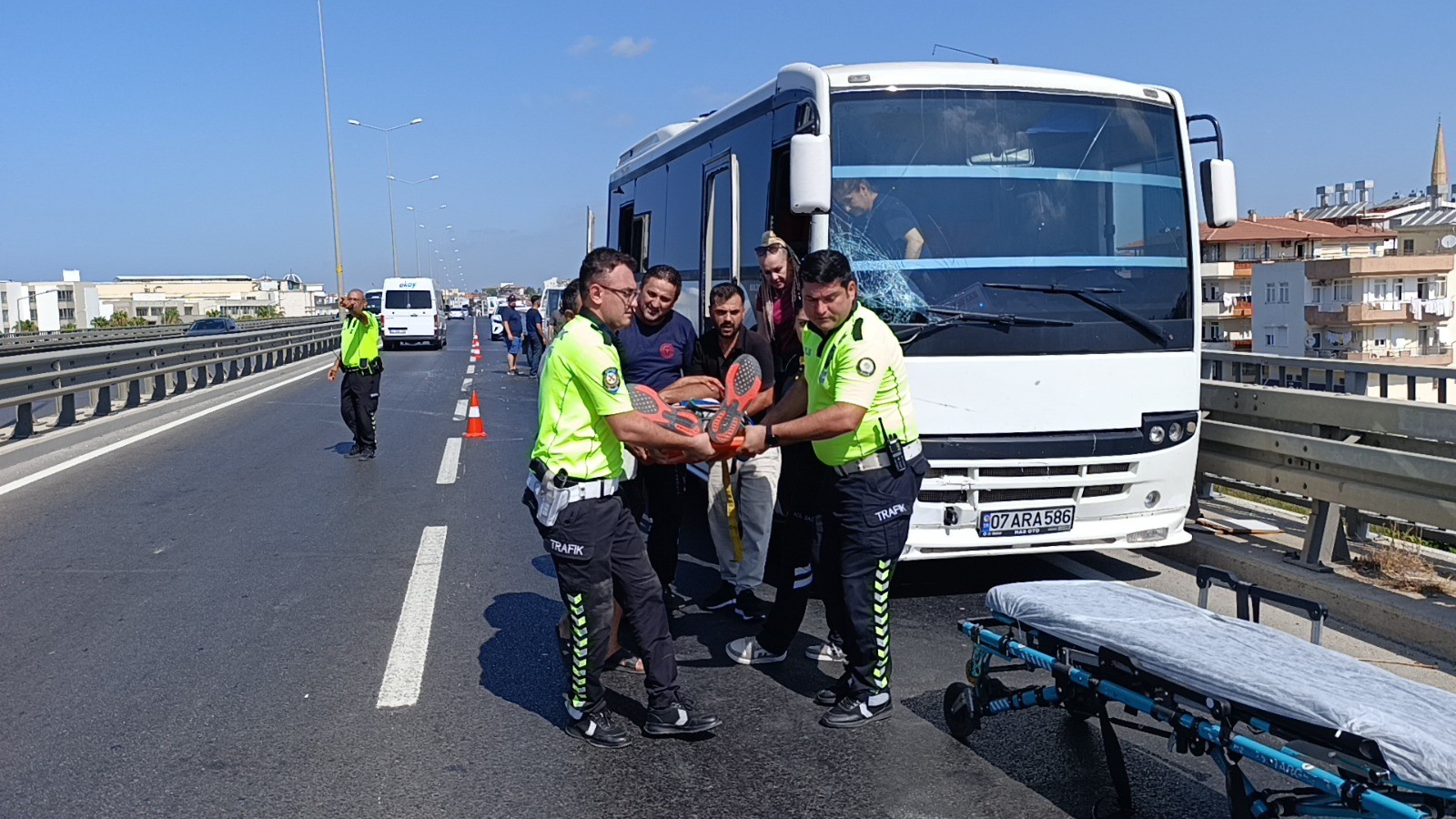 Kamyonetten Düşen Malzemeleri Toplamak Isterken Zincirleme Kazaya Sebep Oldu1 Yaralı (2)