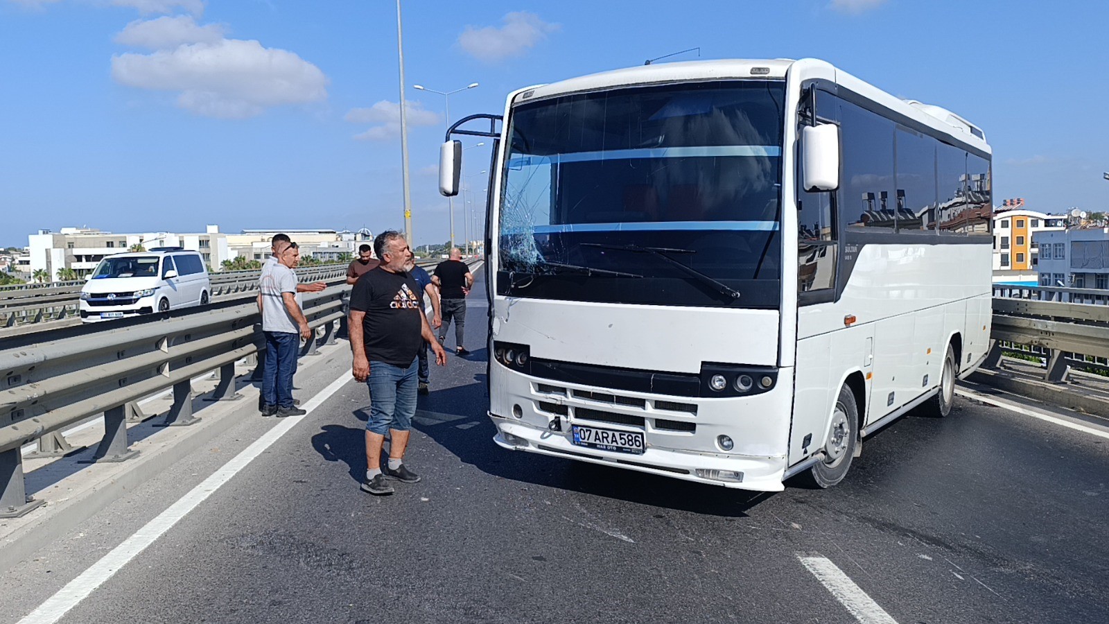 Kamyonetten Düşen Malzemeleri Toplamak Isterken Zincirleme Kazaya Sebep Oldu1 Yaralı (5)