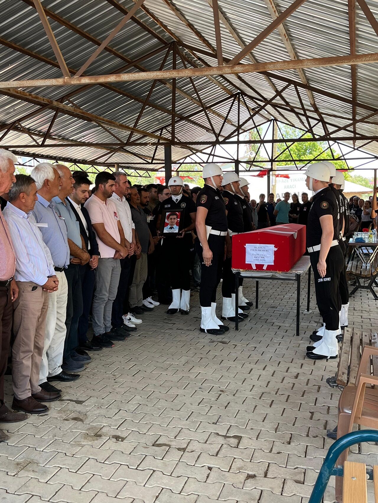 Kansere Yenik Düşen Polis, Gözyaşlarıyla Uğurlandı (2)