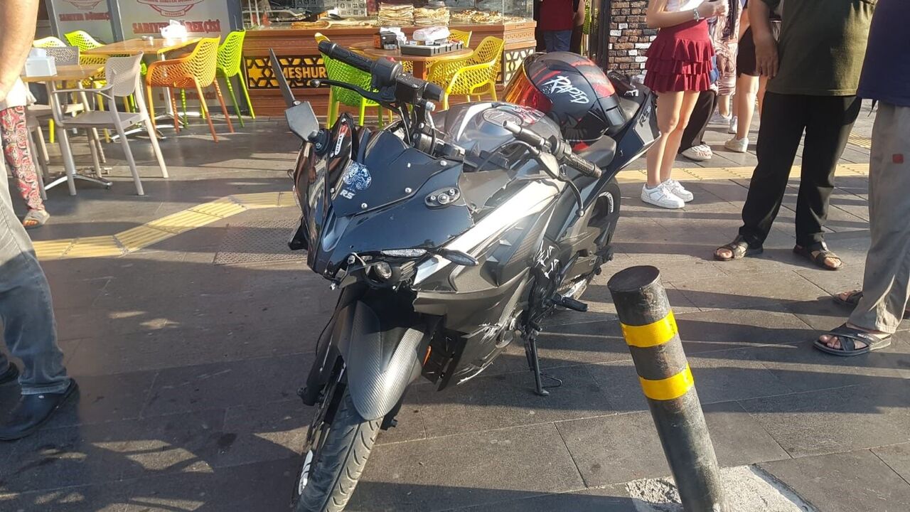 Kırmızı Işık Ihlali Yaptı Otomobille Çarpıştı 1 Yaralı (2)