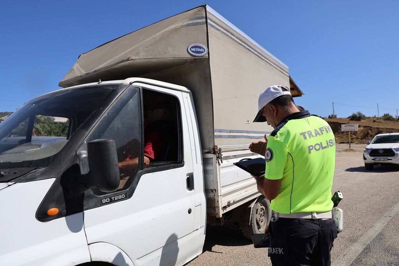 Kozan’da Aşırı Sıcaklara Rağmen Polis Denetimleri Sürüyor (2)