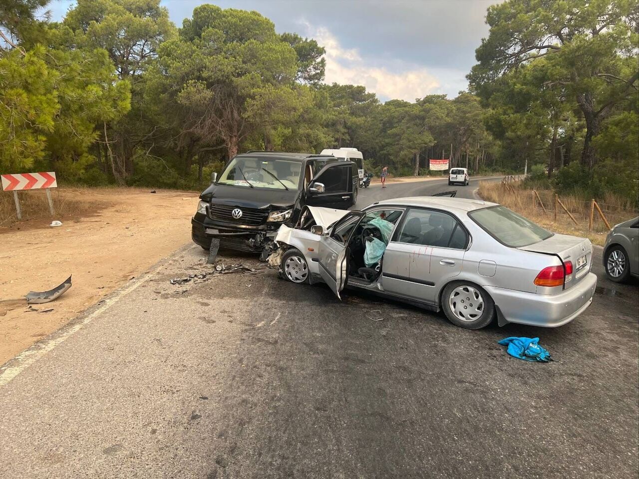 Manavgat’ta Kafa Kafaya Çarpışma 3 Yaralı, Trafik Aksadı (3)