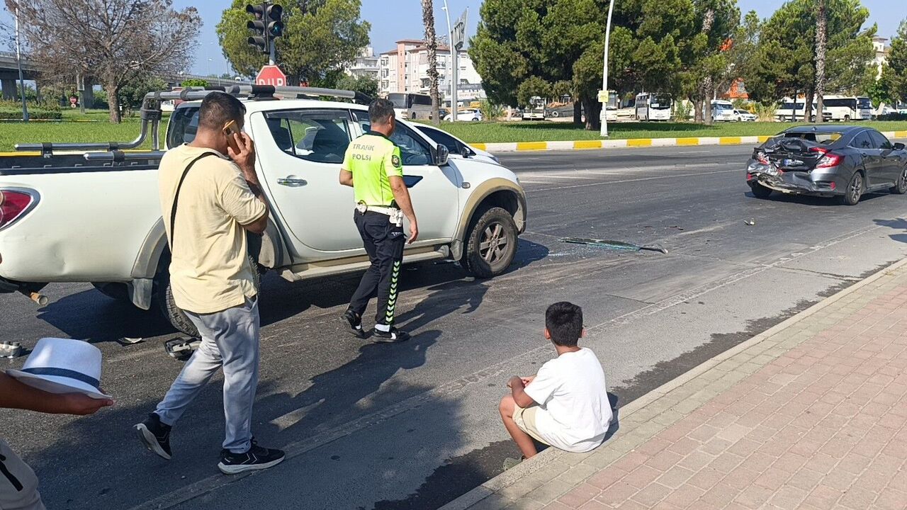 Manavgat’ta Kaza Küçük Çocuk Otomobilin Haline Üzüldü (2)