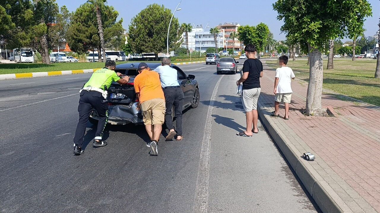 Manavgat’ta Kaza Küçük Çocuk Otomobilin Haline Üzüldü (3)