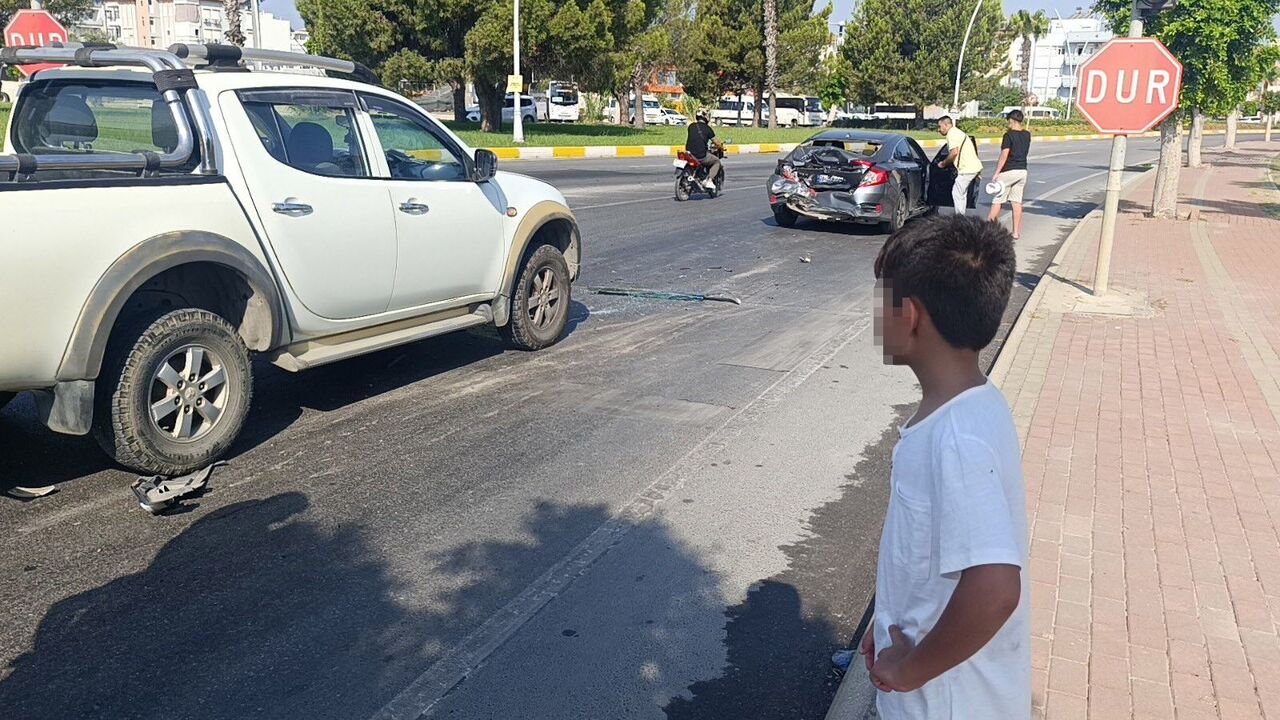 Manavgat’ta Kaza Küçük Çocuk Otomobilin Haline Üzüldü (4)