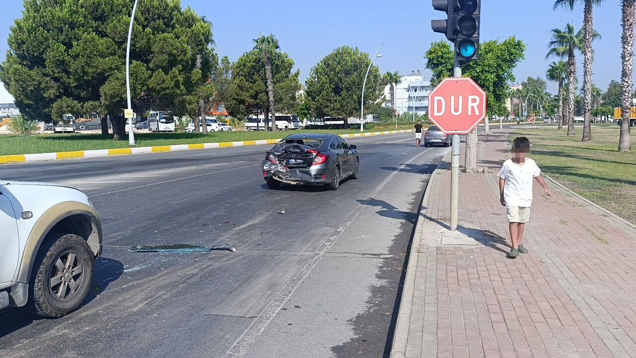 Manavgat’ta Kaza Küçük Çocuk Otomobilin Haline Üzüldü (5)