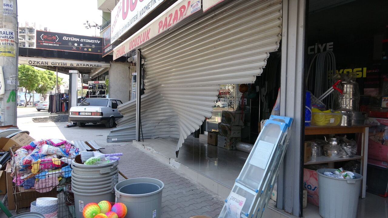 Mersin’de Araç İşyerine Daldı 2 Yaralı, Sürücü Ağır Yaralı (4)