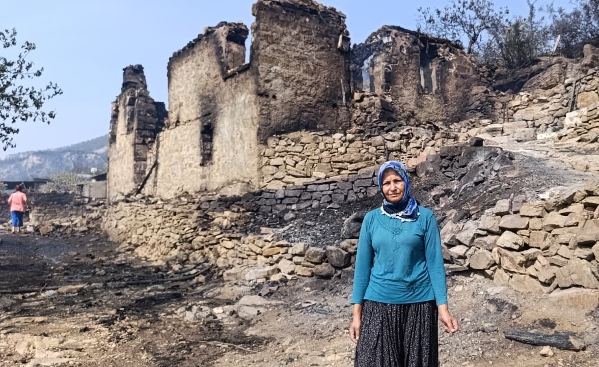 Mersin'de Orman Yangınında Evler Yandı, Hayvanlar Telef Oldu (3)