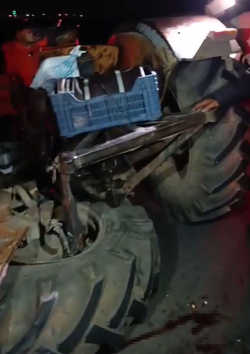 Mersin'de Otomobil Ile Traktör Çarpıştı 2 Kişi Yaralandı (2)