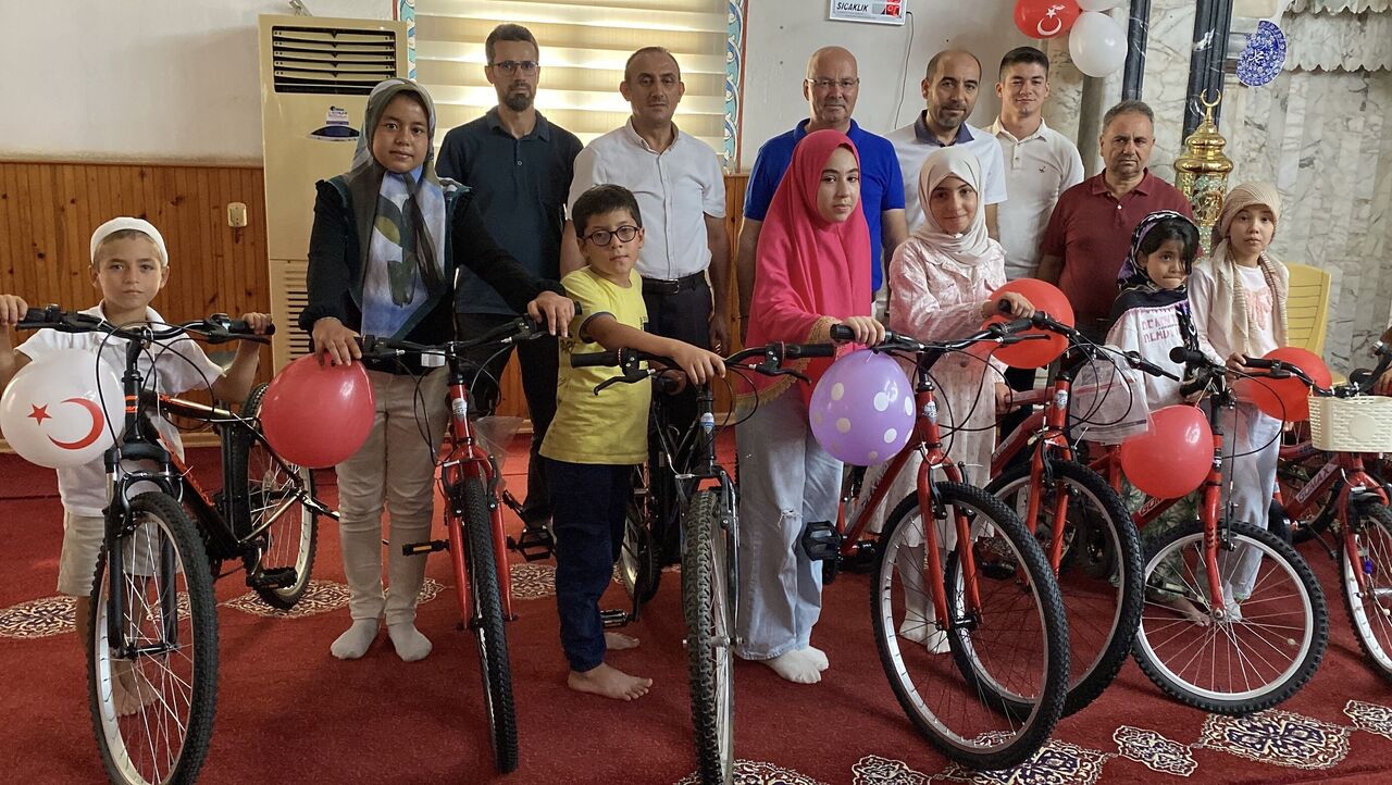 Mersinli İmamdan Çeyrek Asırlık Gelenek Yaz Kursu Öğrencilerine Ödül Yağmuru (3)