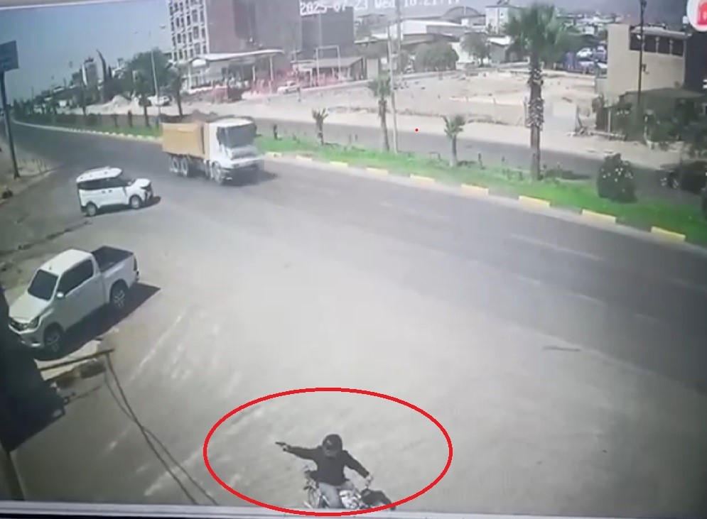 Motosikletli Saldırgan Iş Yerine Kurşun Yağdırıp Kaçtı O Anlar Kamerada (1)-1