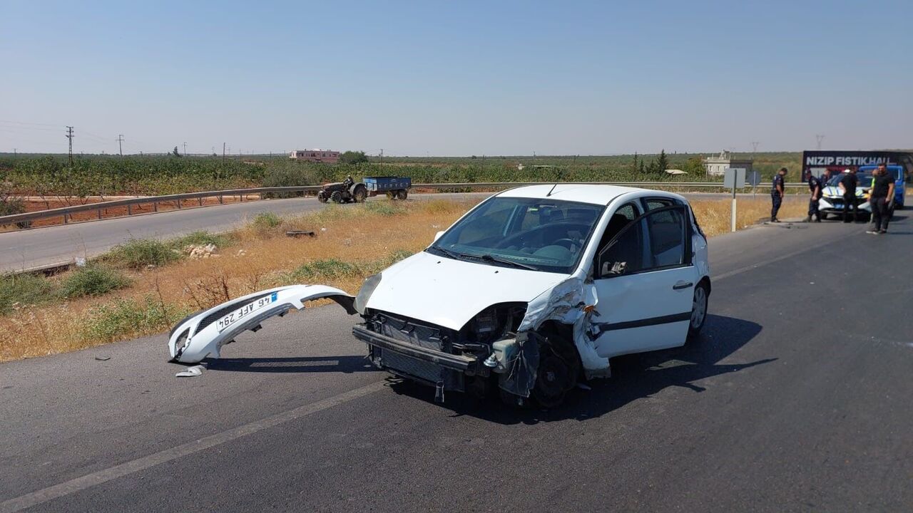 Nizip’te Kavşakta Feci Çarpışma Kamyon Yan Yattı, 1 Yaralı (2)