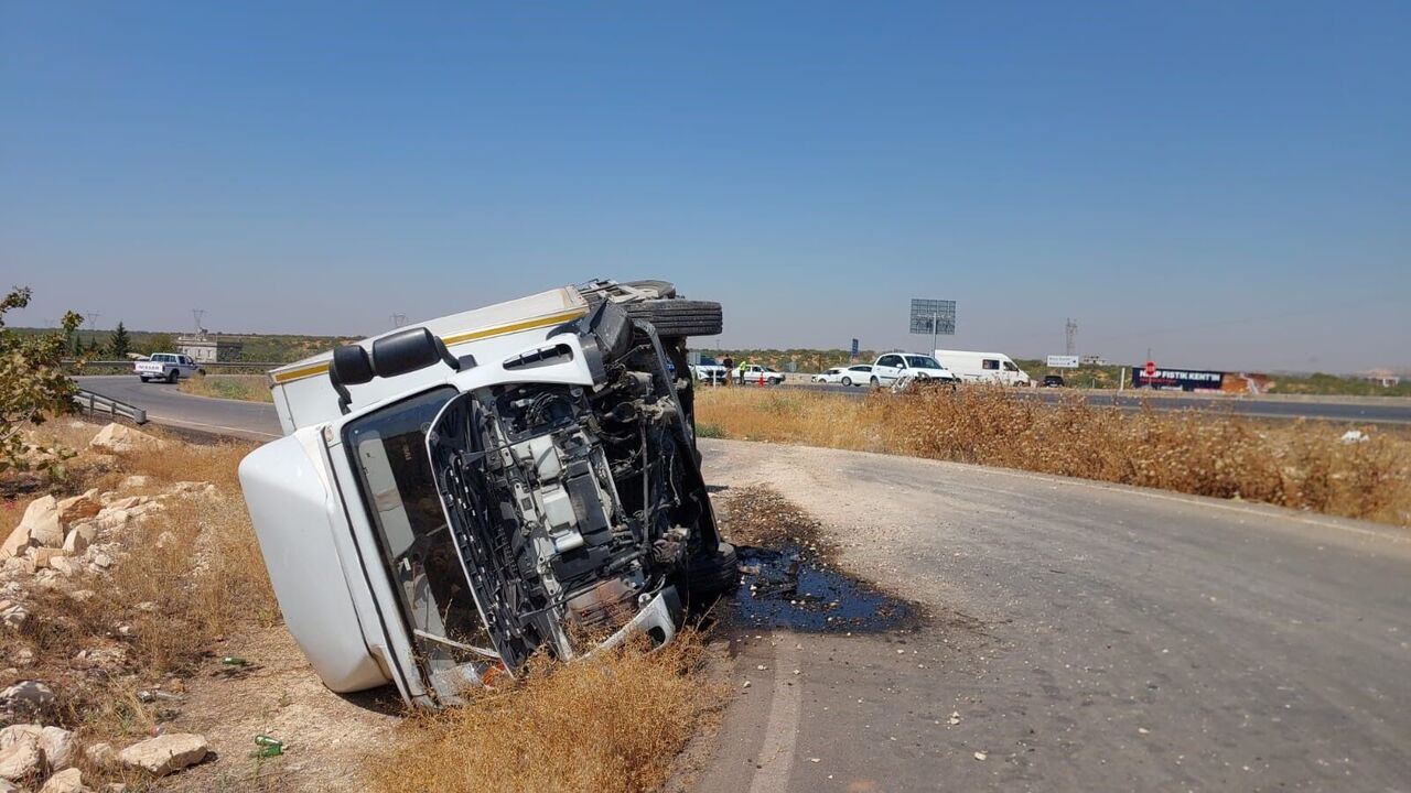 Nizip’te Kavşakta Feci Çarpışma Kamyon Yan Yattı, 1 Yaralı (4)