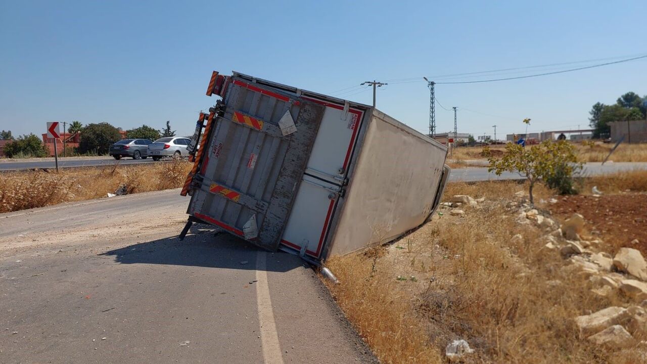 Nizip’te Kavşakta Feci Çarpışma Kamyon Yan Yattı, 1 Yaralı (5)