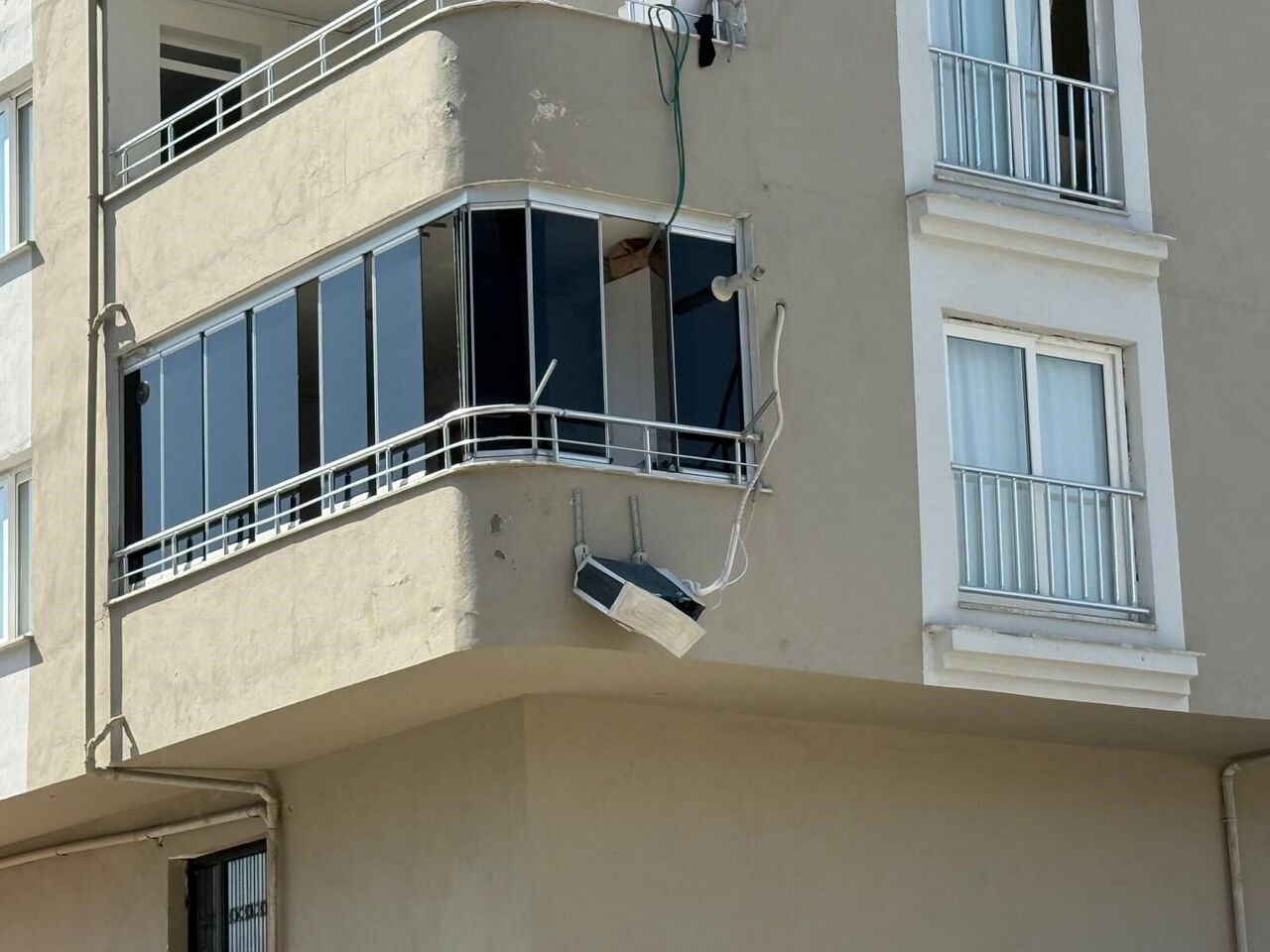 Osmaniye Balkondan Düşen Kadın Hayatını Kaybetti (2)