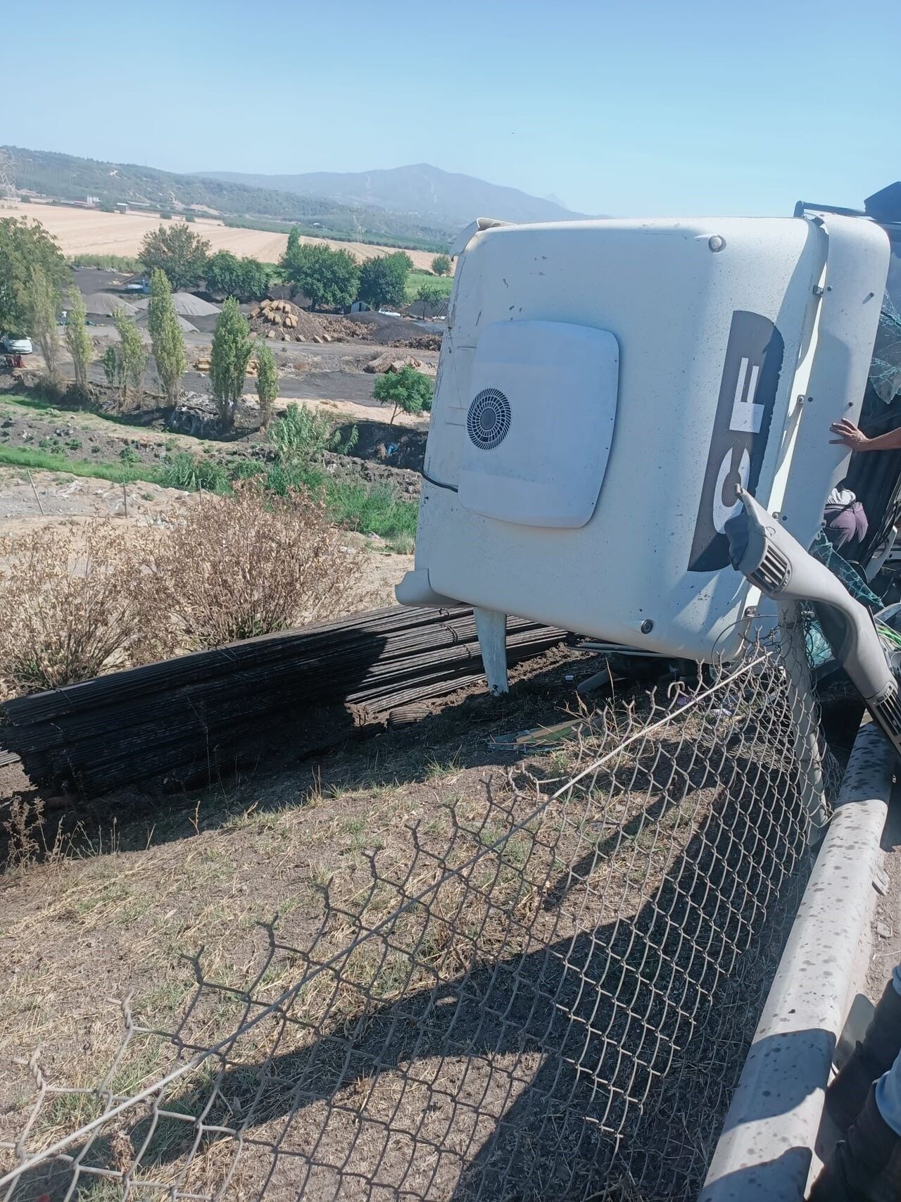 Osmaniye’de Devrilen Tırda 2 Kişi Yaralandı (2)