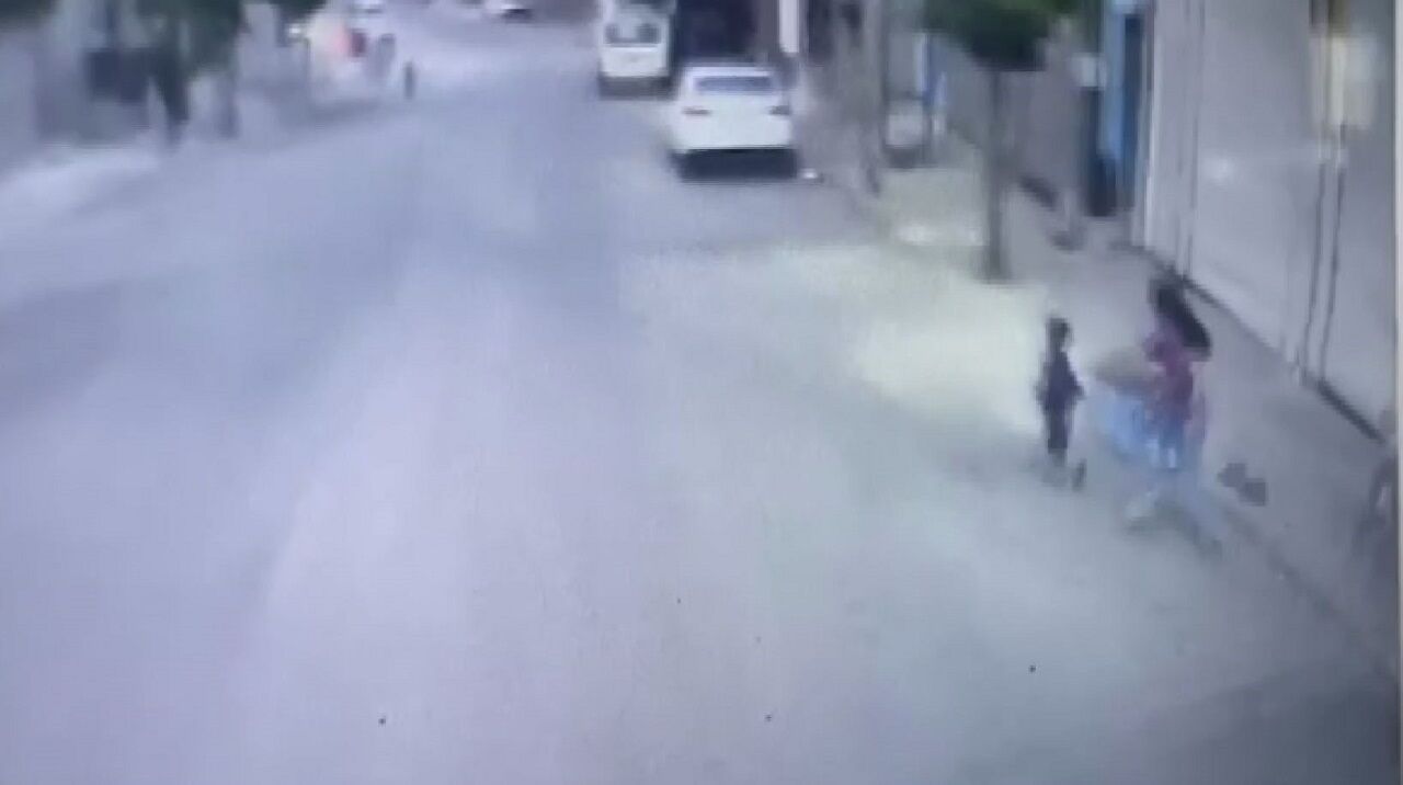 Otobüsün Altında Kalan 3 Yaşındaki Çocuk Hayatını Kaybetti (1)