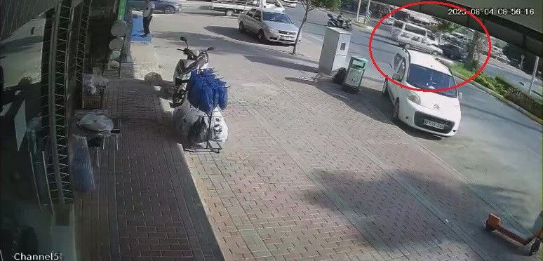 Otomobil Ile Kamyonet Kavşakta Çarpıştı Yaralanan Kadın Hastaneye Kaldırıldı (3)