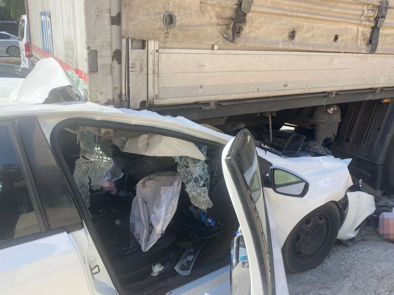 Otomobil Park Halindeki Tıra Çarptı 4 Kişi Yaralandı (1)