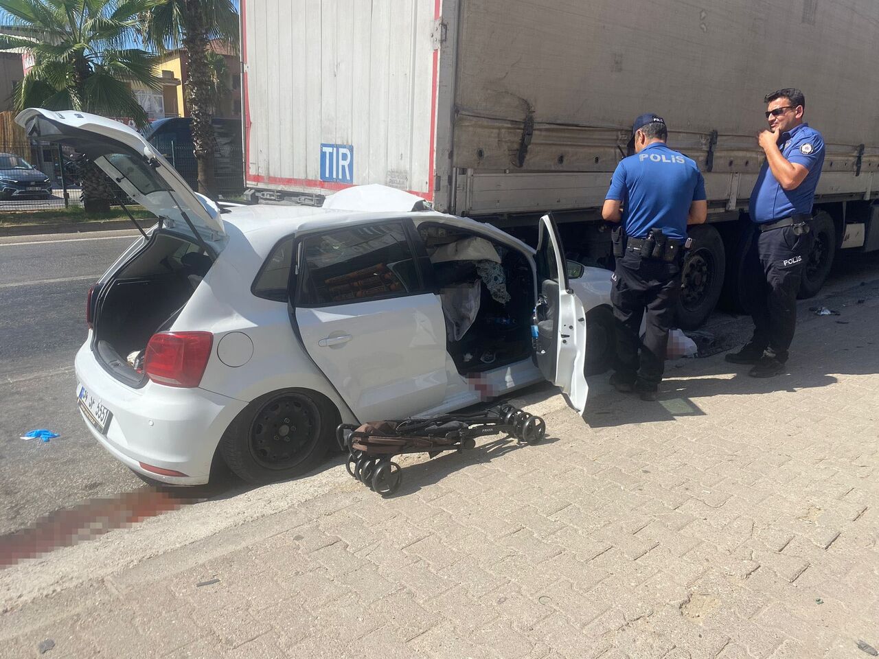 Otomobil Park Halindeki Tıra Çarptı 4 Kişi Yaralandı (2)