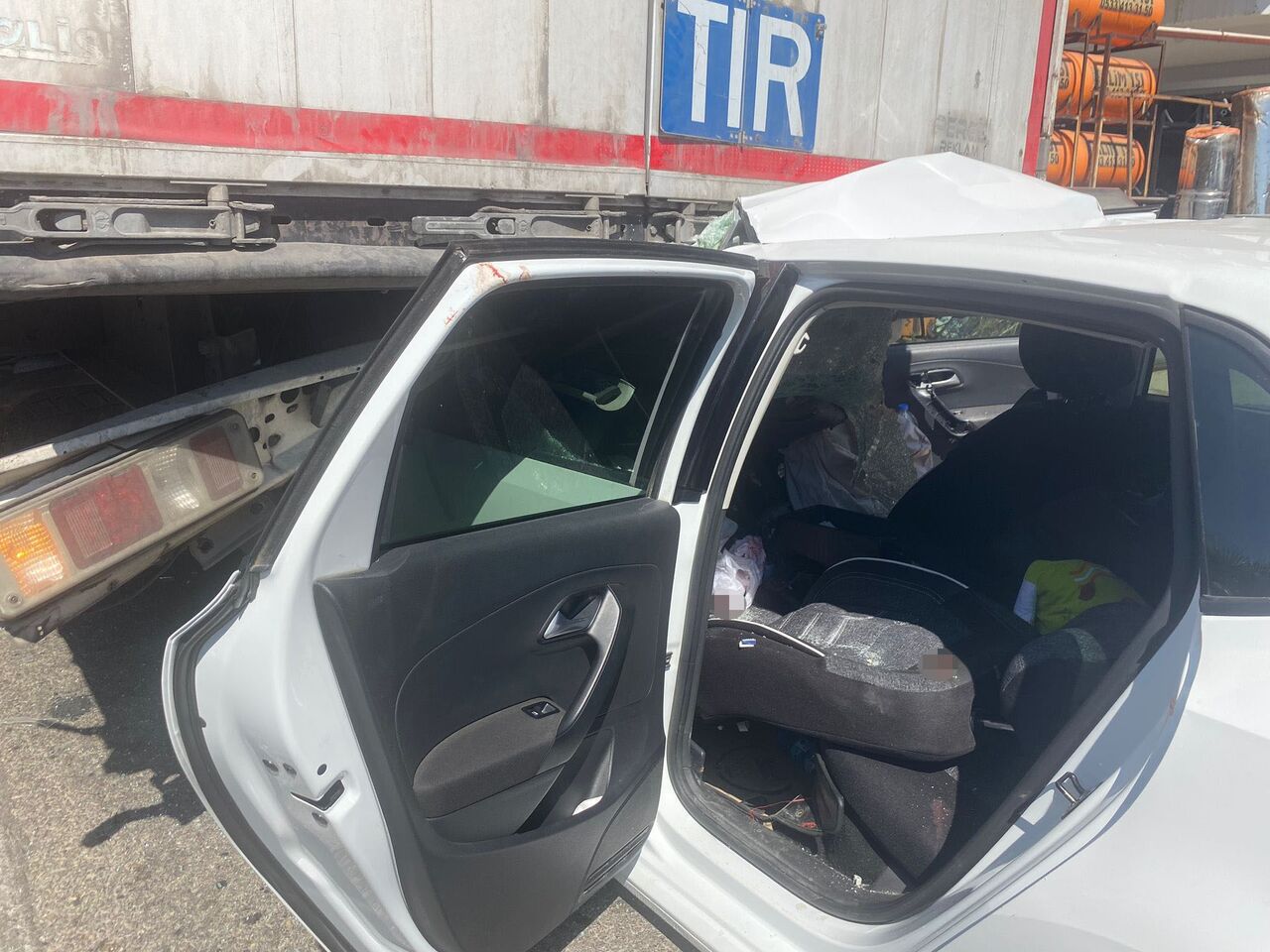 Otomobil Park Halindeki Tıra Çarptı 4 Kişi Yaralandı (3)