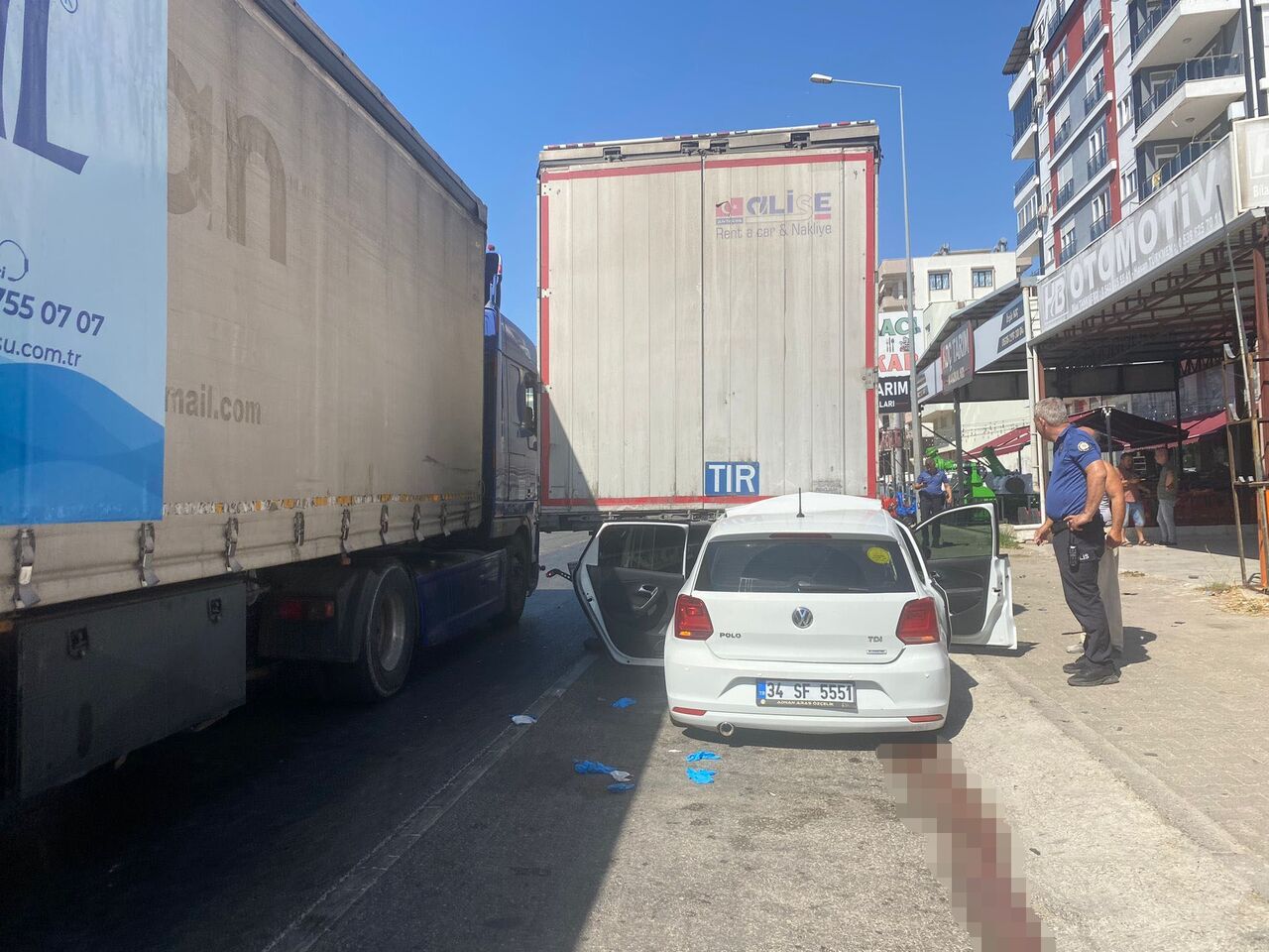 Otomobil Park Halindeki Tıra Çarptı 4 Kişi Yaralandı (4)