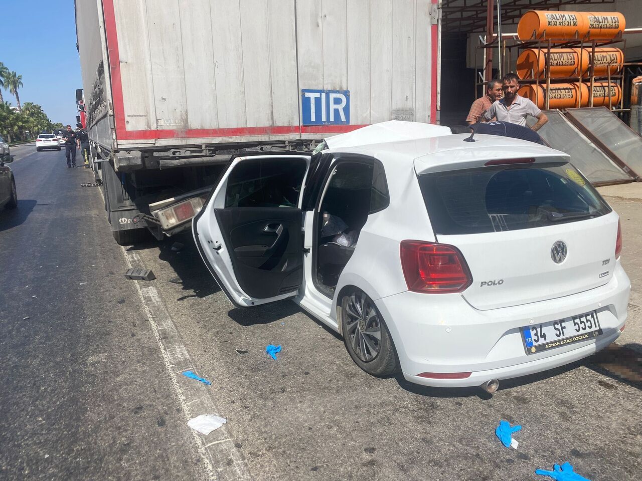 Otomobil Park Halindeki Tıra Çarptı 4 Kişi Yaralandı (6)