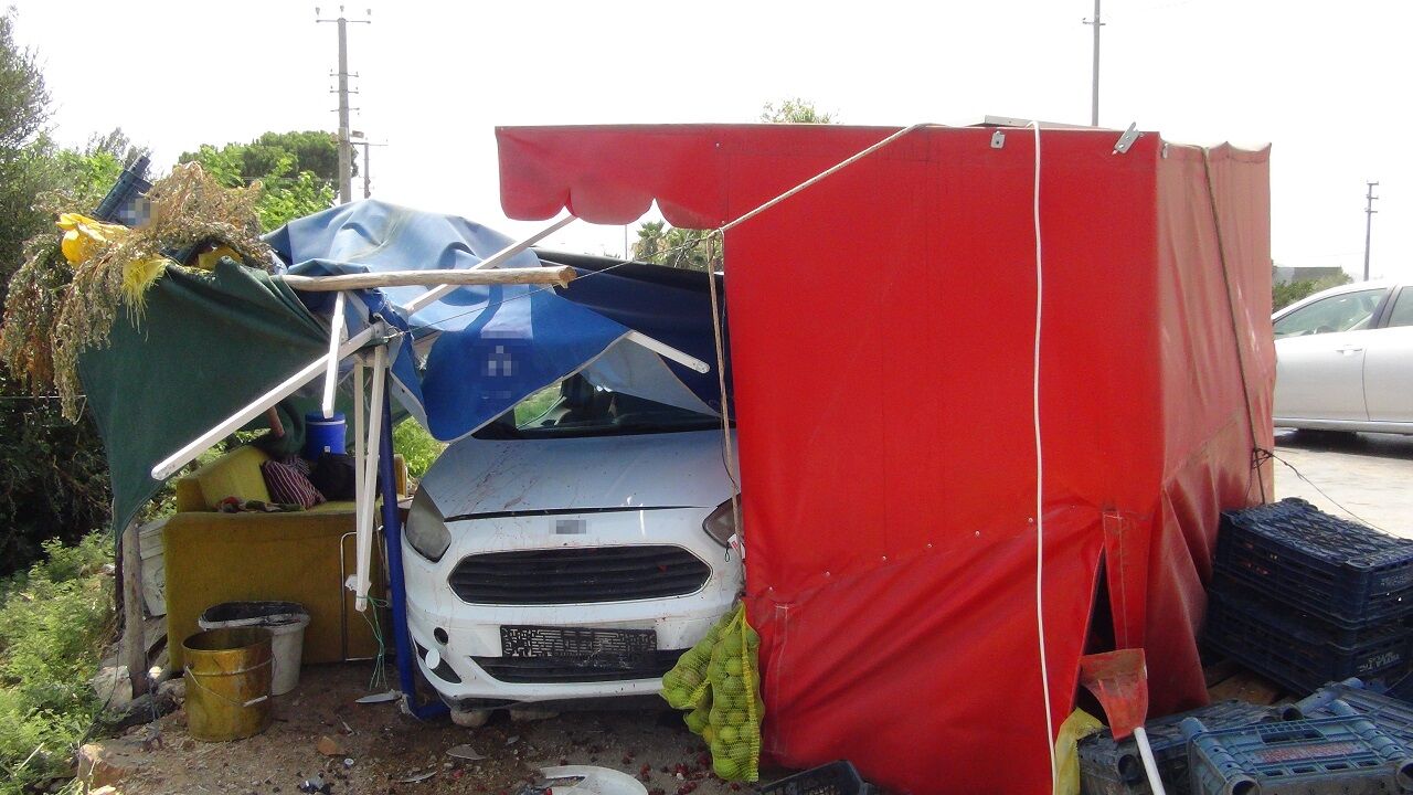 Park Halindeki Araca Çarpan Sürücü Olay Yerinden Kaçtı (3)