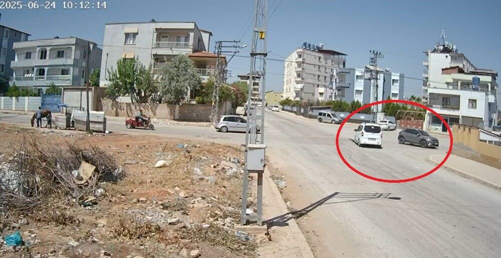 Sabırsızlığı Başına Iş Açan Sürücü, Sağdan Sollama Yaparken Kaza Yaptı (2)