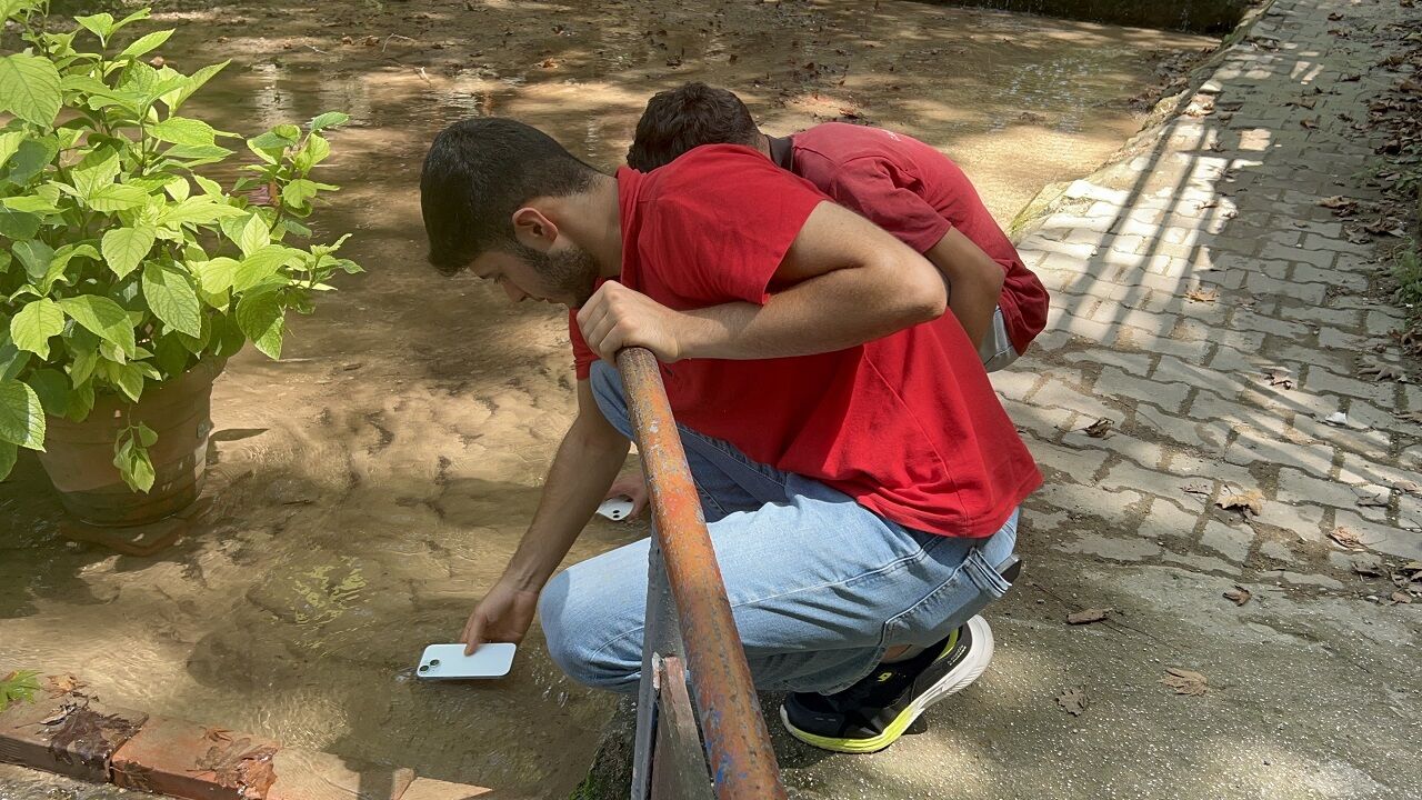 Sıcaklığın 45 Dereceyi Bulmasıyla Telefonlarını Suda Soğuttular (2)