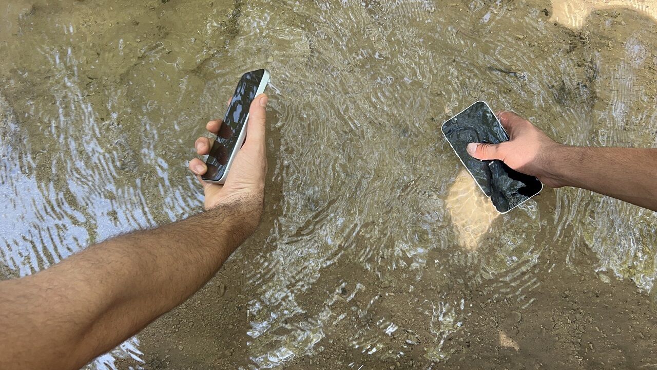 Sıcaklığın 45 Dereceyi Bulmasıyla Telefonlarını Suda Soğuttular (3)