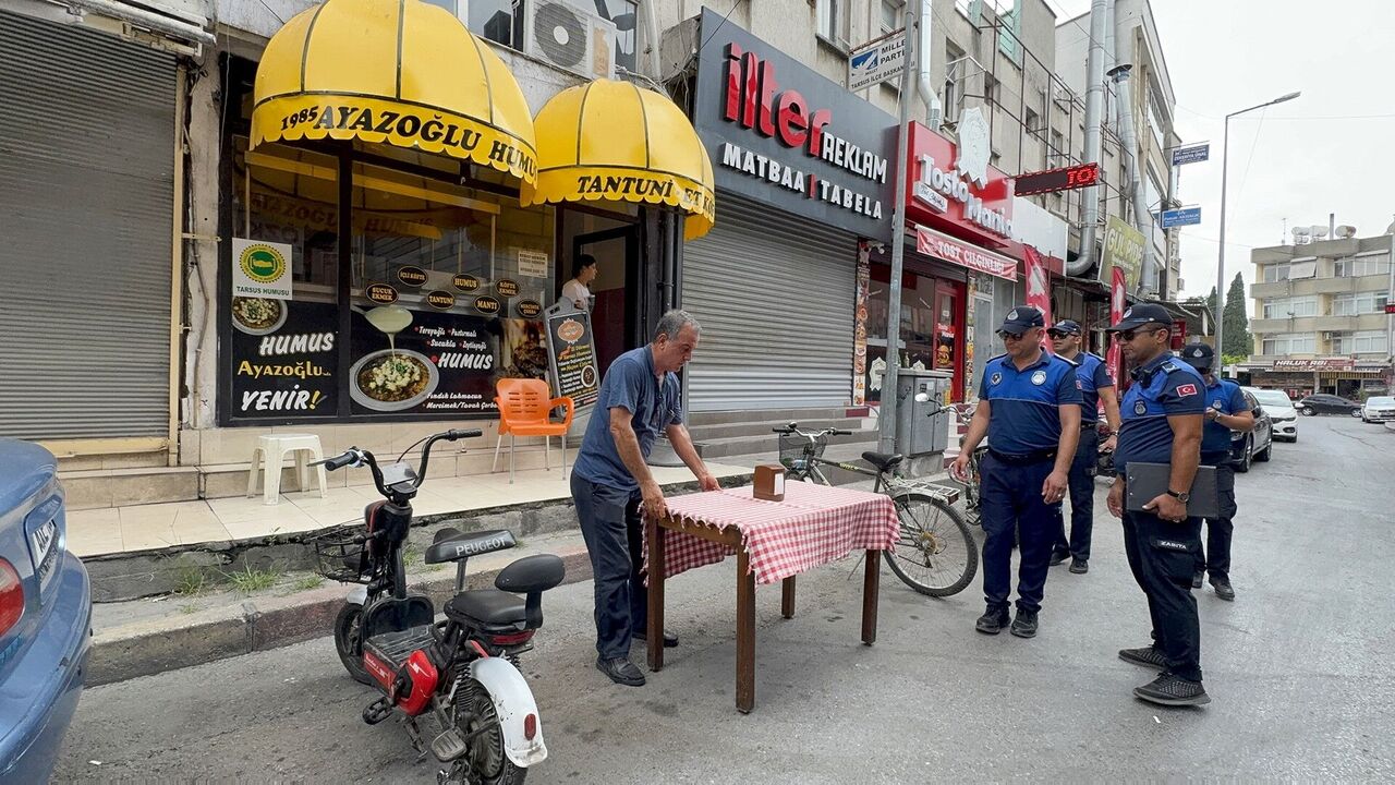 Tarsus’ta Kaldırımları Işgal Eden Tezgahlar Kaldırıldı (1)