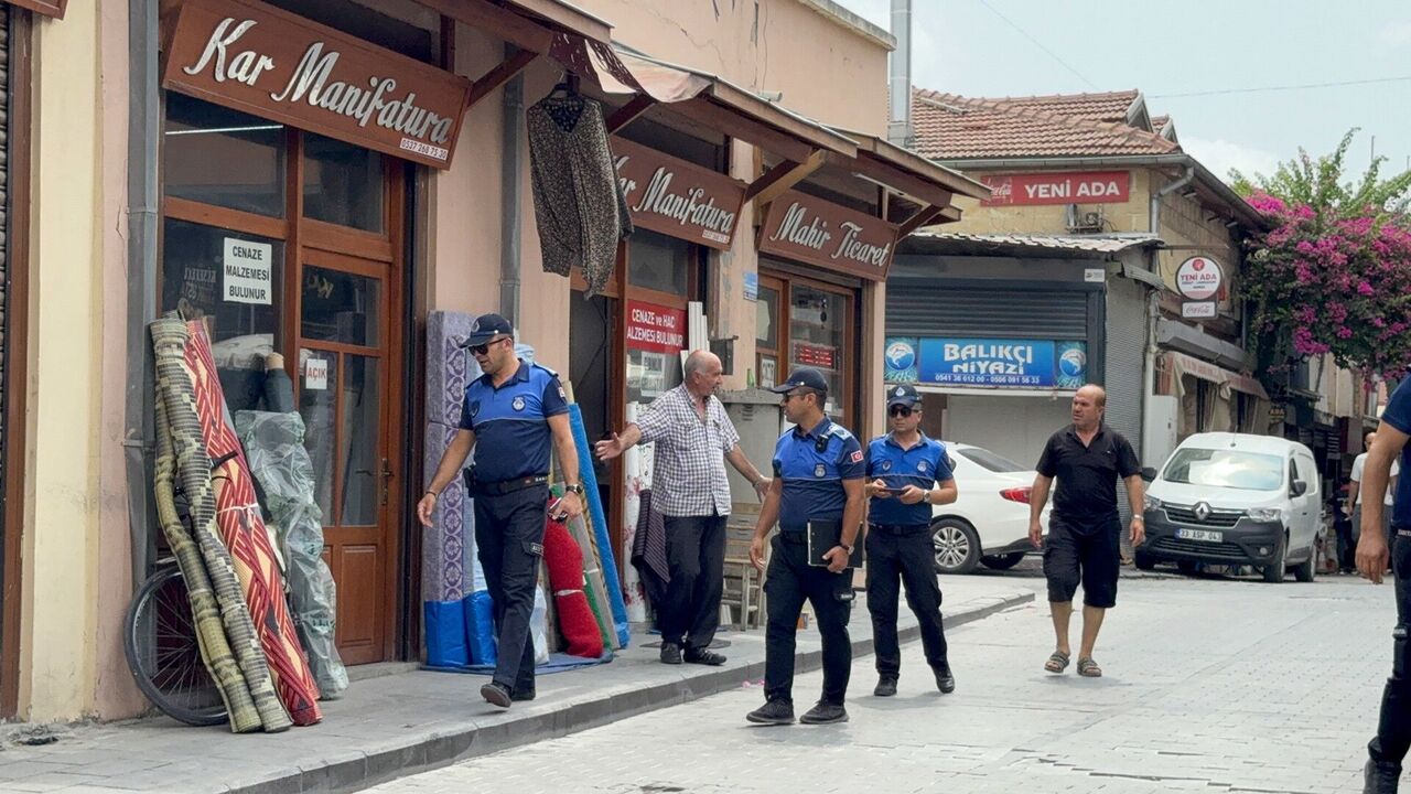 Tarsus’ta Kaldırımları Işgal Eden Tezgahlar Kaldırıldı (3)