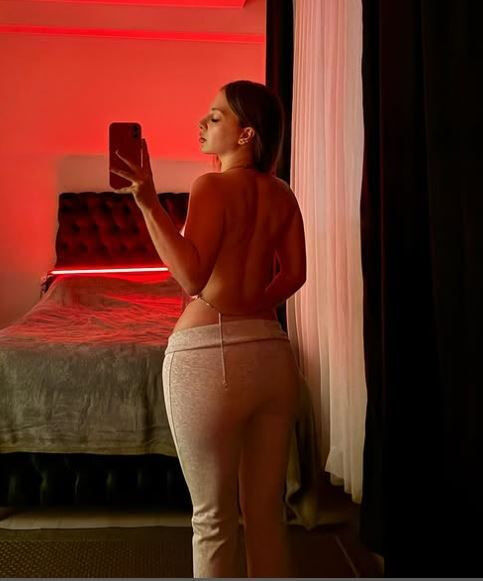 Tiktok Fenomeni Esra Rabia Ünal’ın Mini Şortlu Pozu Sosyal Medyada İlgi Topladı (2)