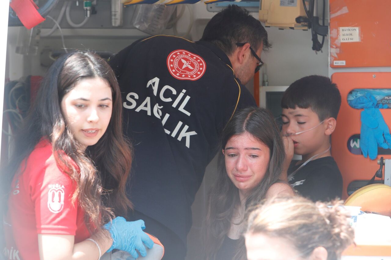 Yangın Çıkan Binada Mahsur Kaldıkları Balkonda Kurtarılmayı Beklediler (15)