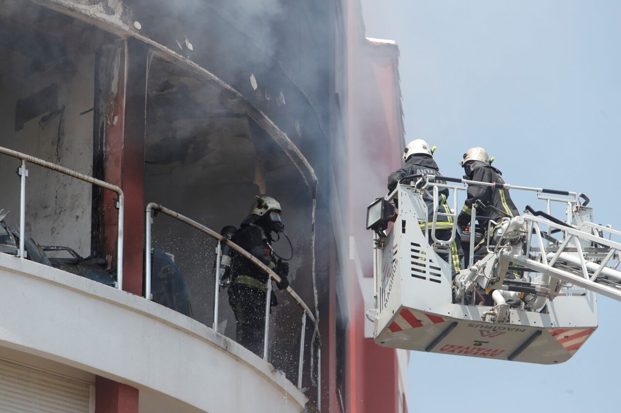 Yangın Çıkan Binada Mahsur Kaldıkları Balkonda Kurtarılmayı Beklediler (4)