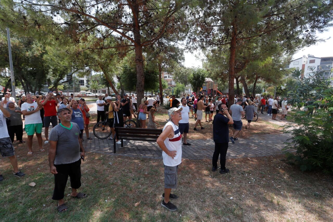 Yangın Çıkan Binada Mahsur Kaldıkları Balkonda Kurtarılmayı Beklediler (7)