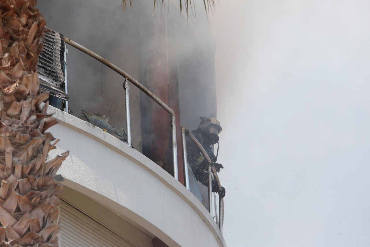 Yangın Çıkan Binada Mahsur Kaldıkları Balkonda Kurtarılmayı Beklediler (9)