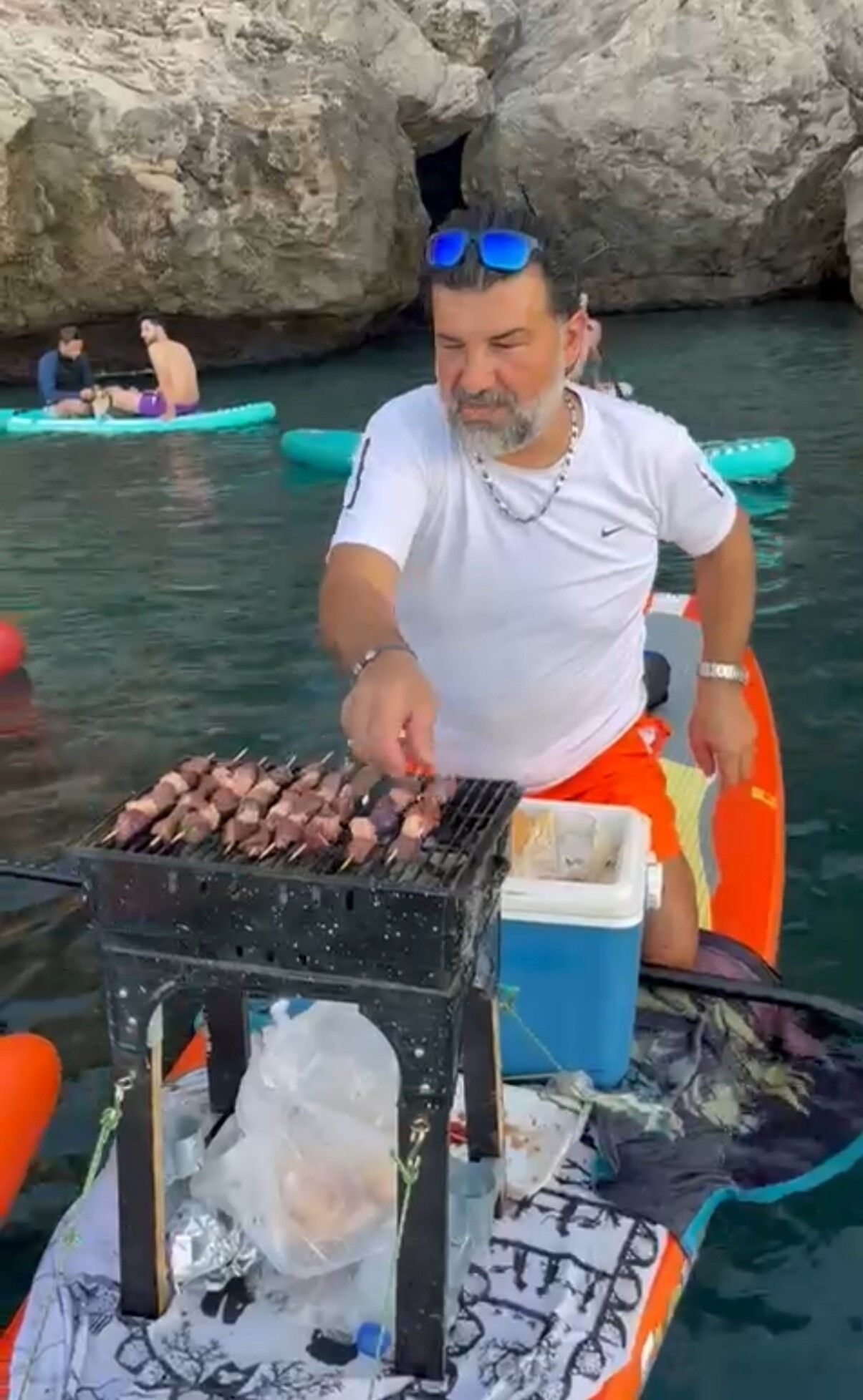 Antalya’da Denizin Ortasında Sup Üzerinde Mangal Keyfi (2)