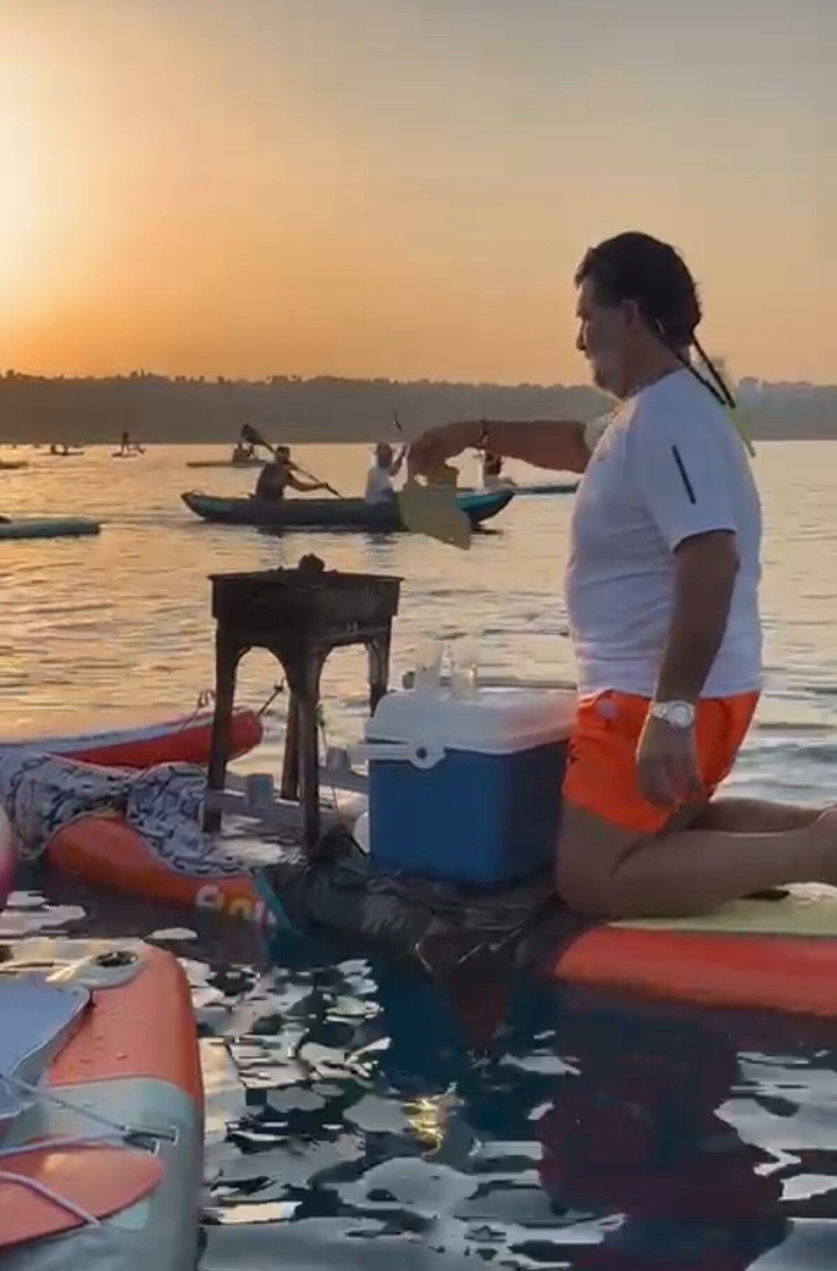 Antalya’da Denizin Ortasında Sup Üzerinde Mangal Keyfi (3)