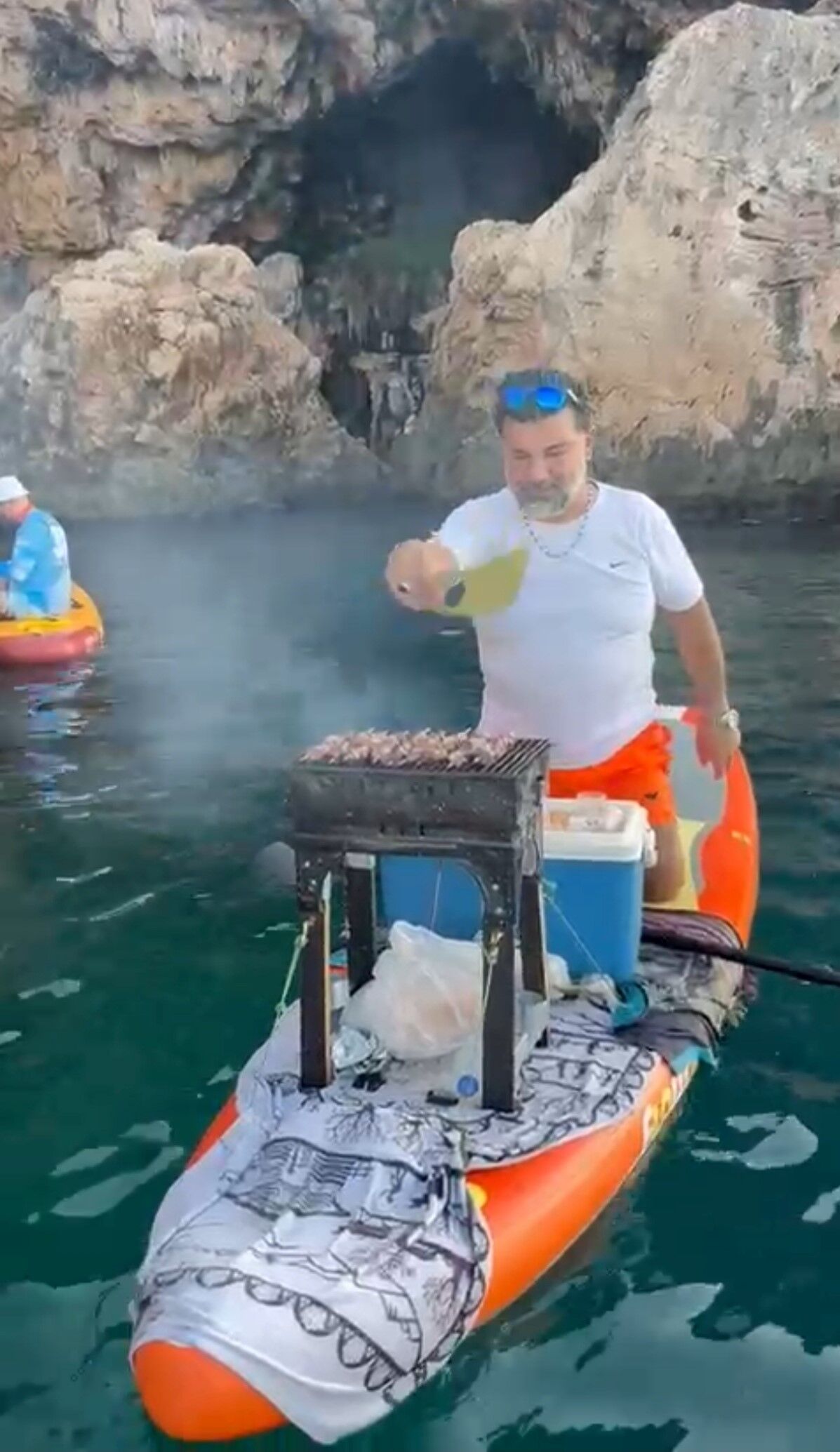 Antalya’da Denizin Ortasında Sup Üzerinde Mangal Keyfi (5)